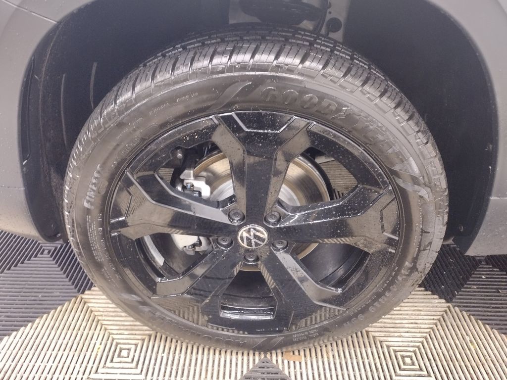 2025 Volkswagen Taos SE photo 4