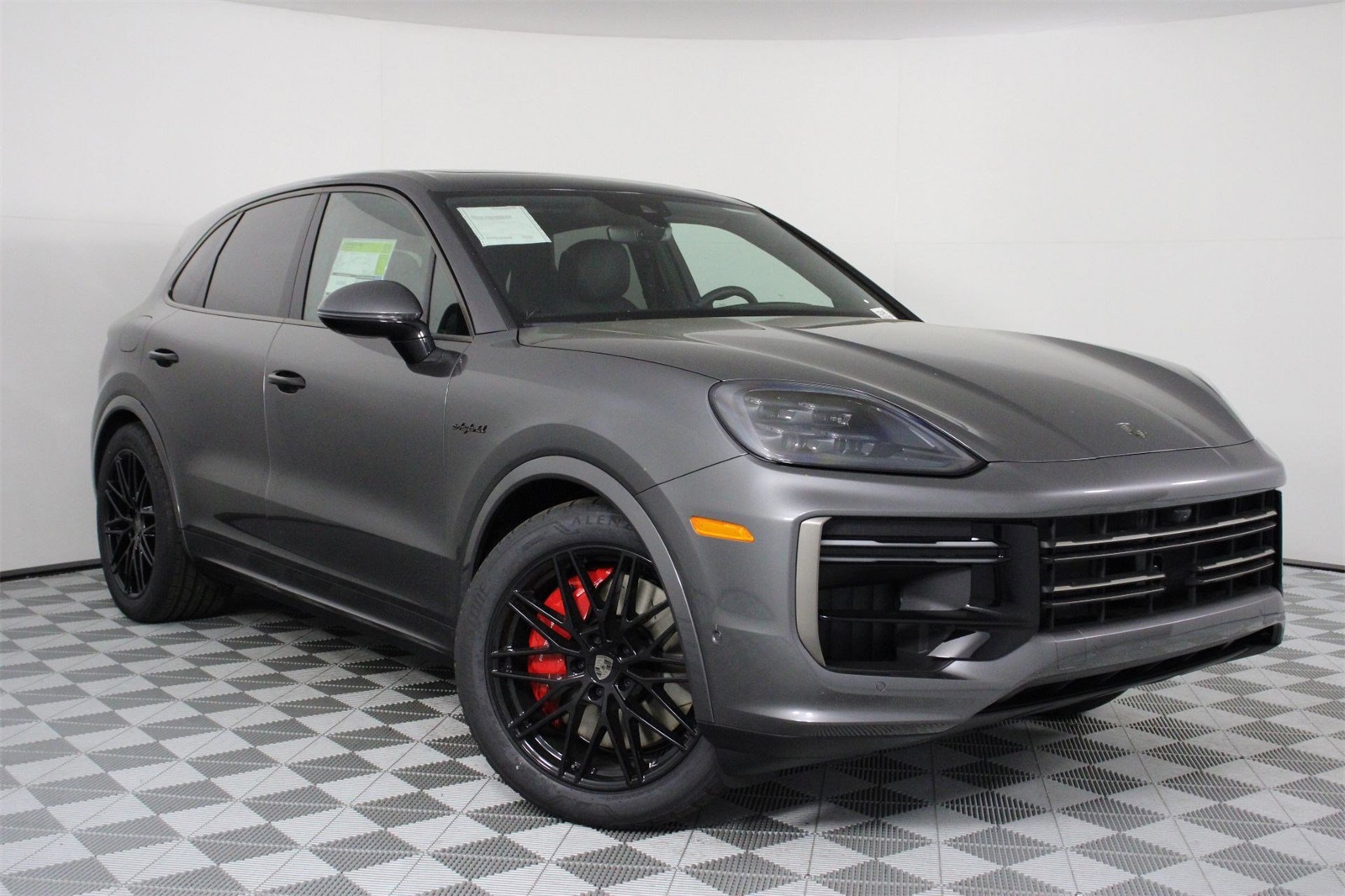 2025 Porsche Cayenne E-Hybrid Turbo photo 8