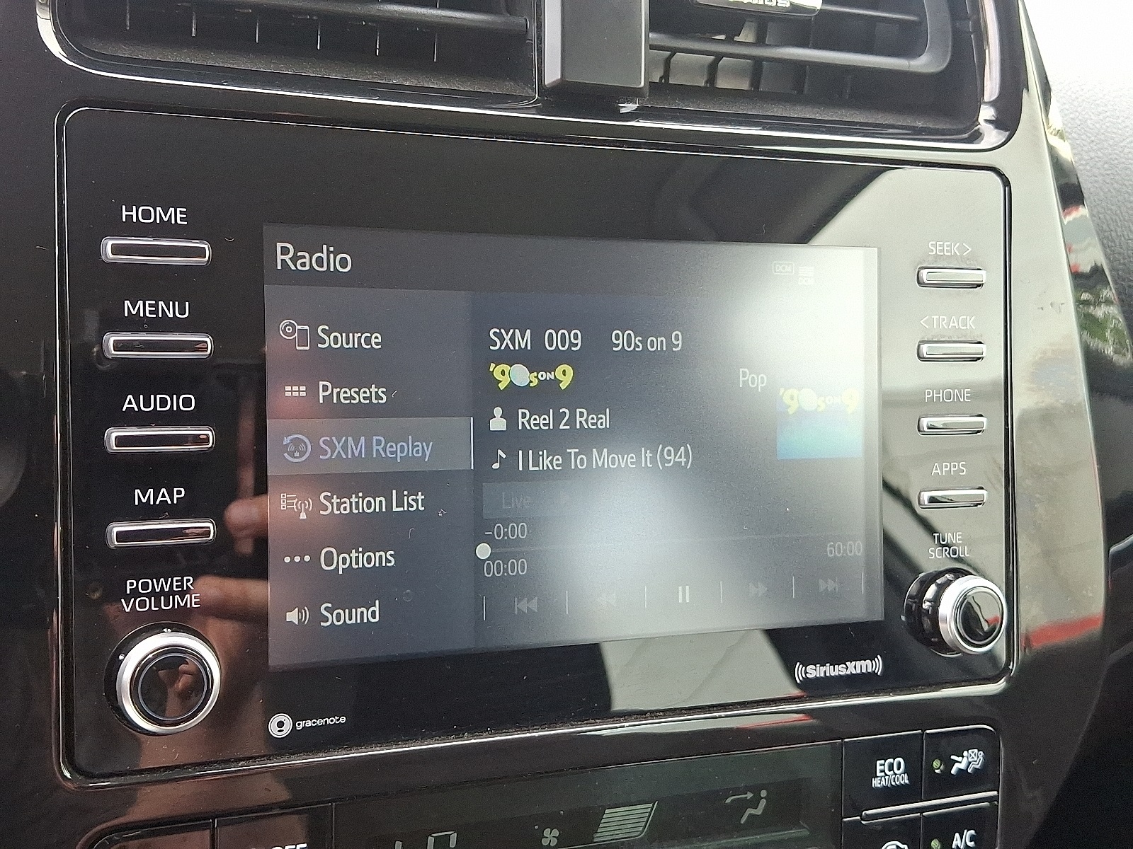 2022 Toyota Prius L Eco photo 17
