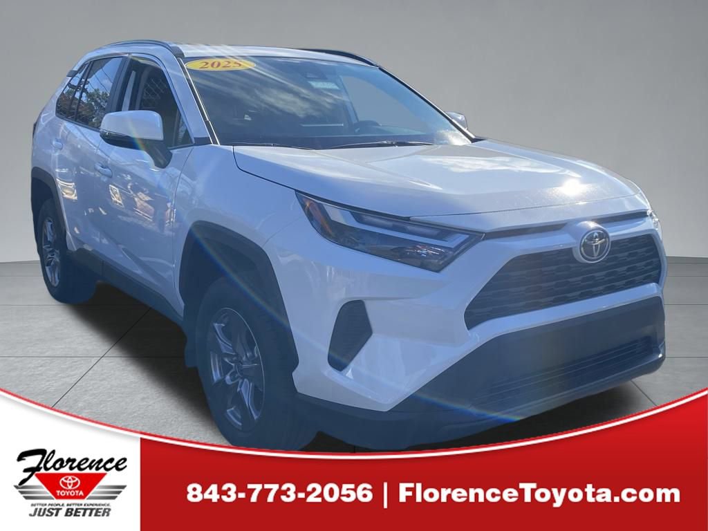 2025 Toyota RAV4 XLE's photo
