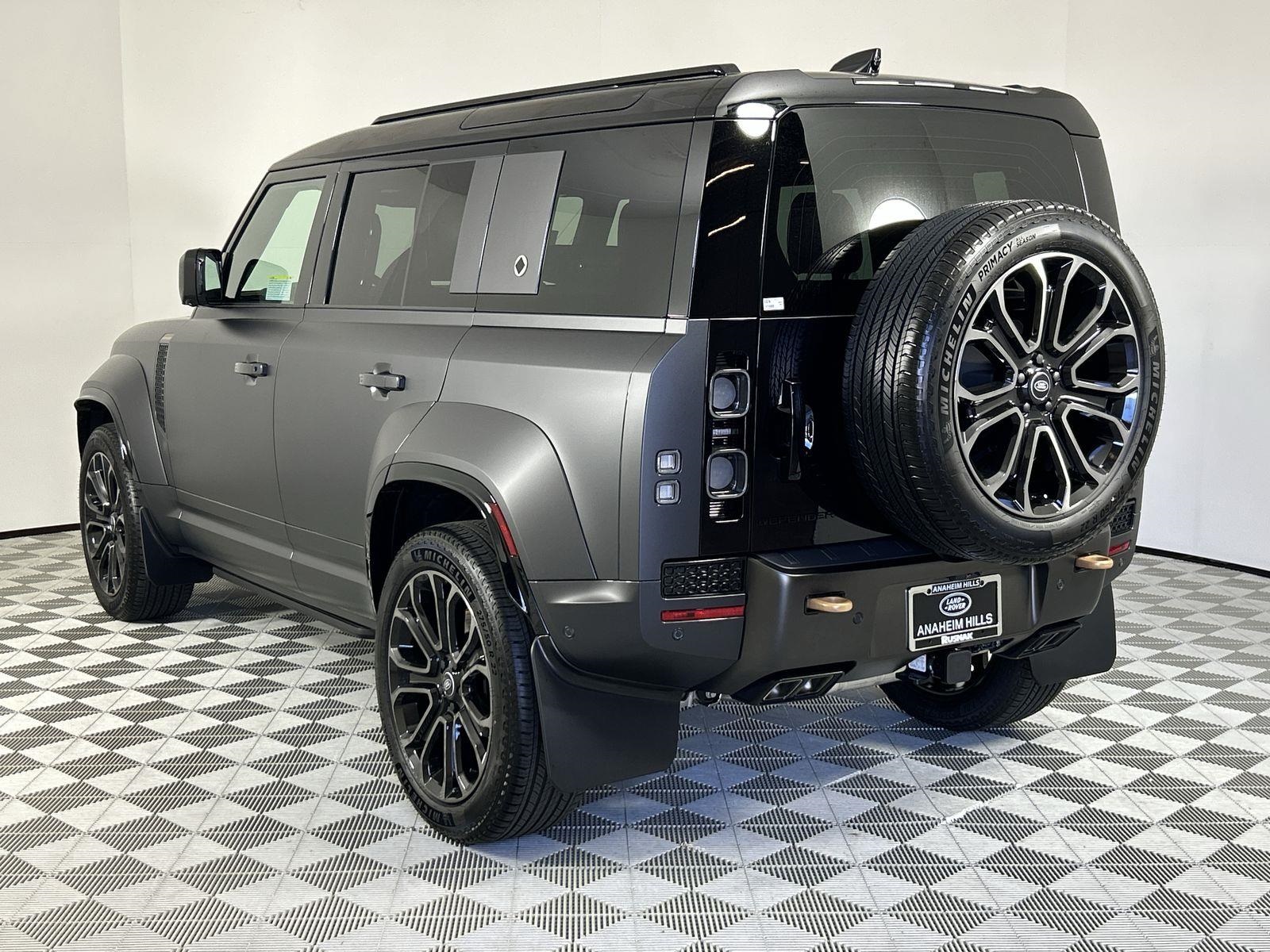 2025 Land Rover Defender 110 photo 3
