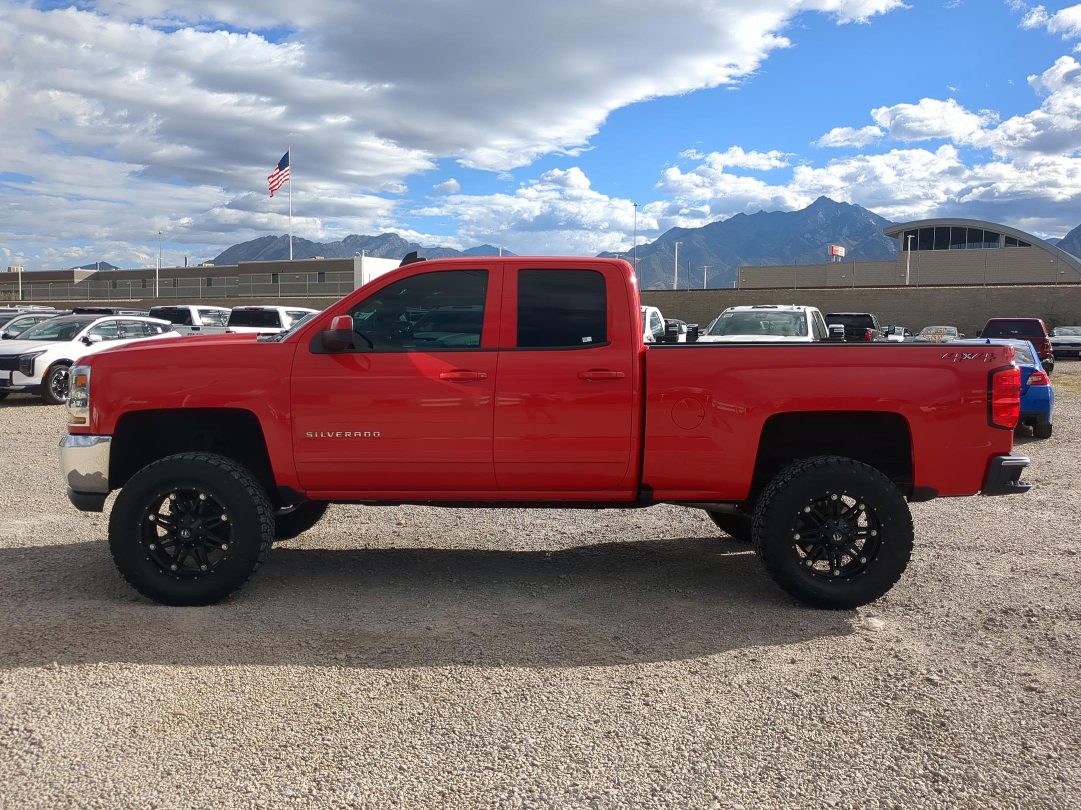 2018 Chevrolet Silverado 1500 LT photo 2