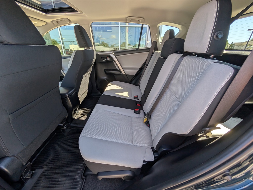 2017 Toyota RAV4 XLE photo 4