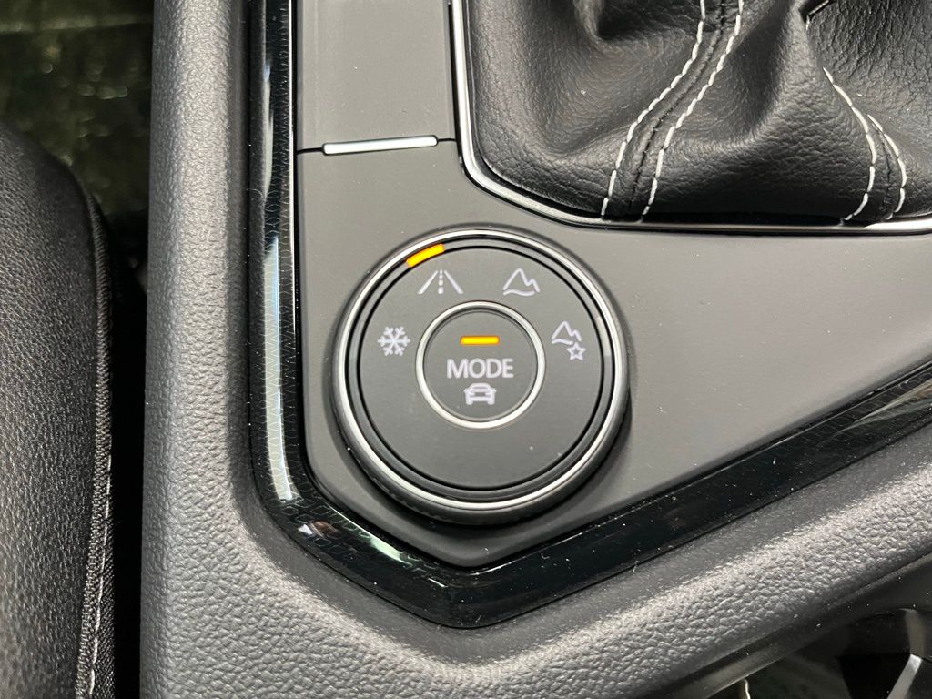 2025 Volkswagen Taos SE photo 12