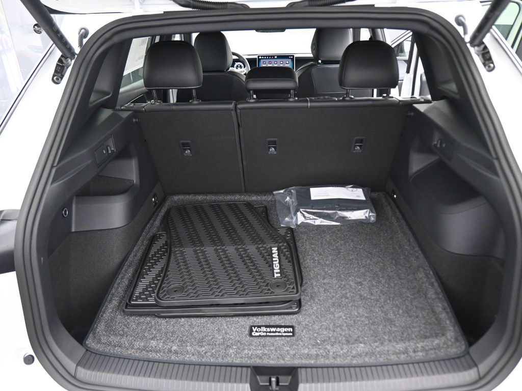 2025 Volkswagen Tiguan SE R-Line Black photo 40