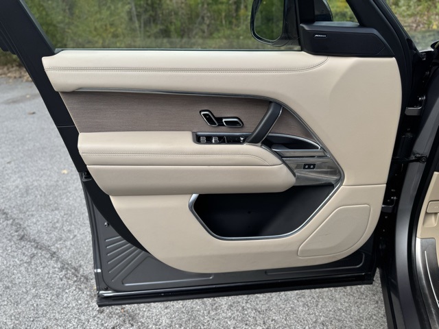 2023 Land Rover Range Rover SE photo 9