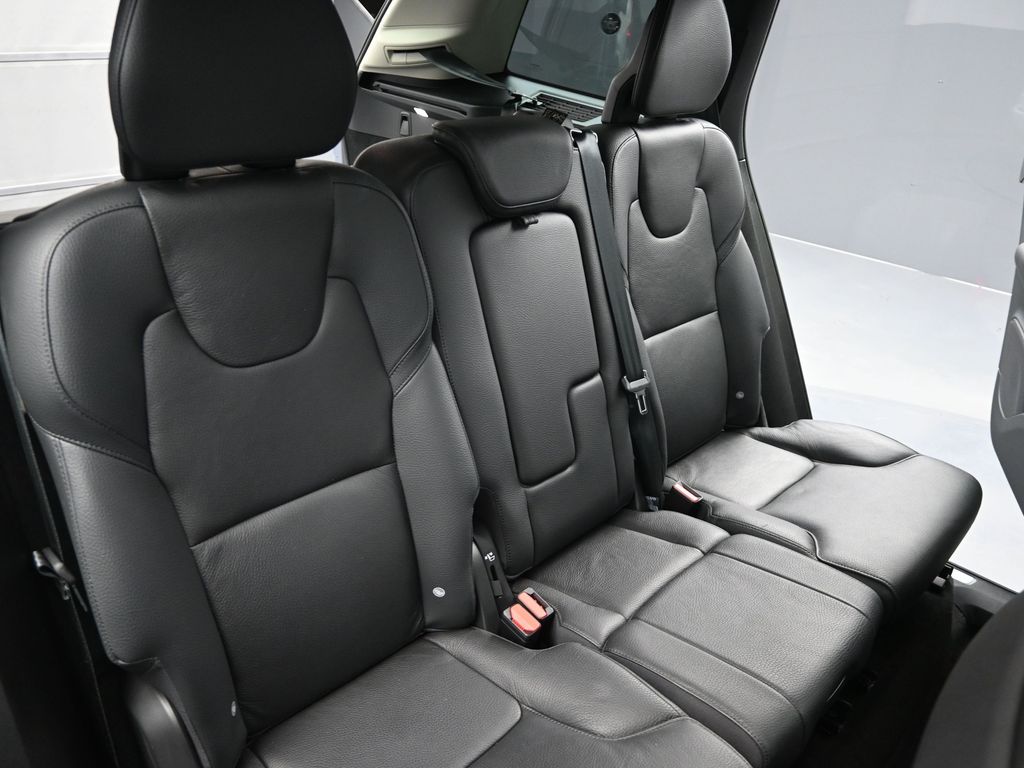 2022 Volvo XC90 T6 Momentum photo 14