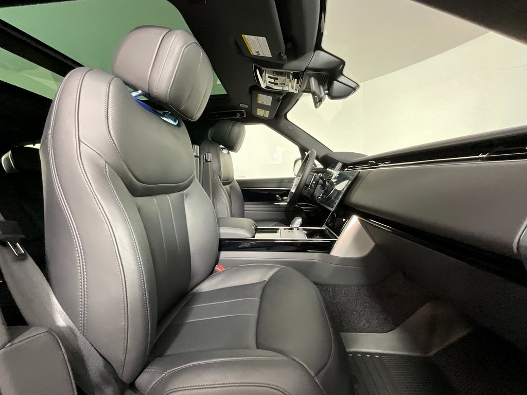 2025 Land Rover Range Rover SE photo 2