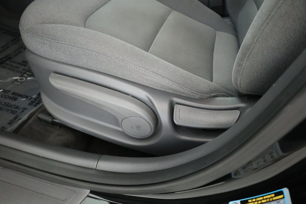 2021 Hyundai Ioniq Plug-In Hybrid SE photo 4