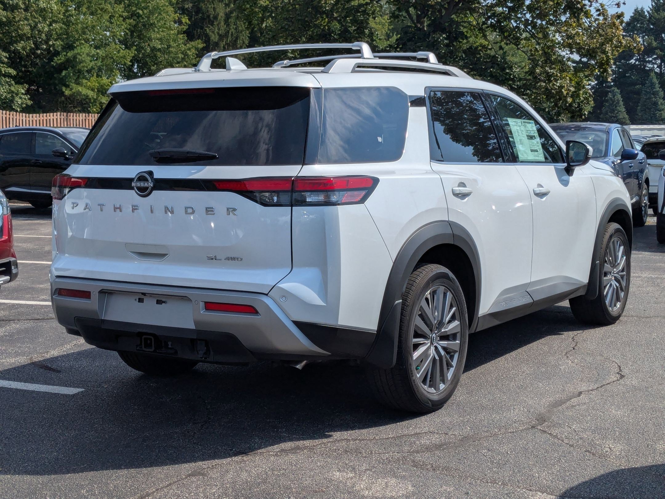 2025 Nissan Pathfinder SL photo 2