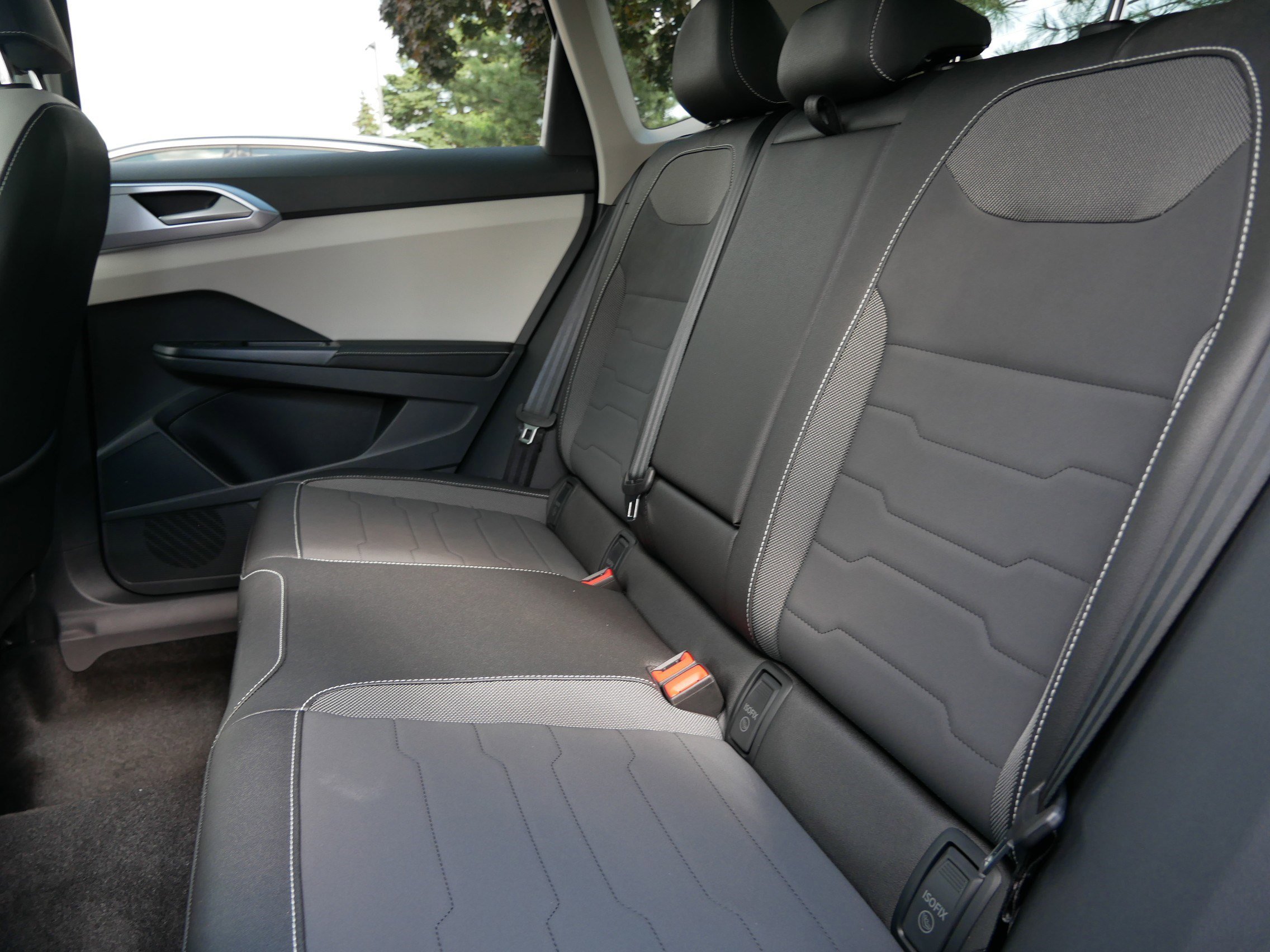 2025 Volkswagen Taos SE photo 4