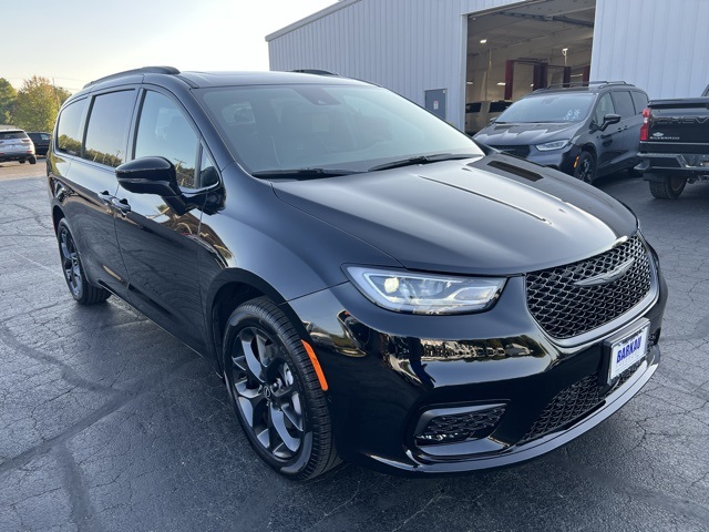 2026 Chrysler Pacifica Limited's photo