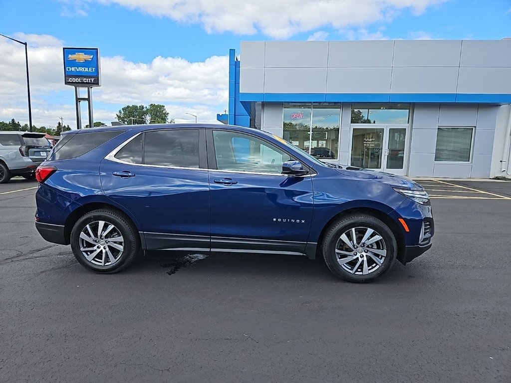 2022 Chevrolet Equinox LT photo 2