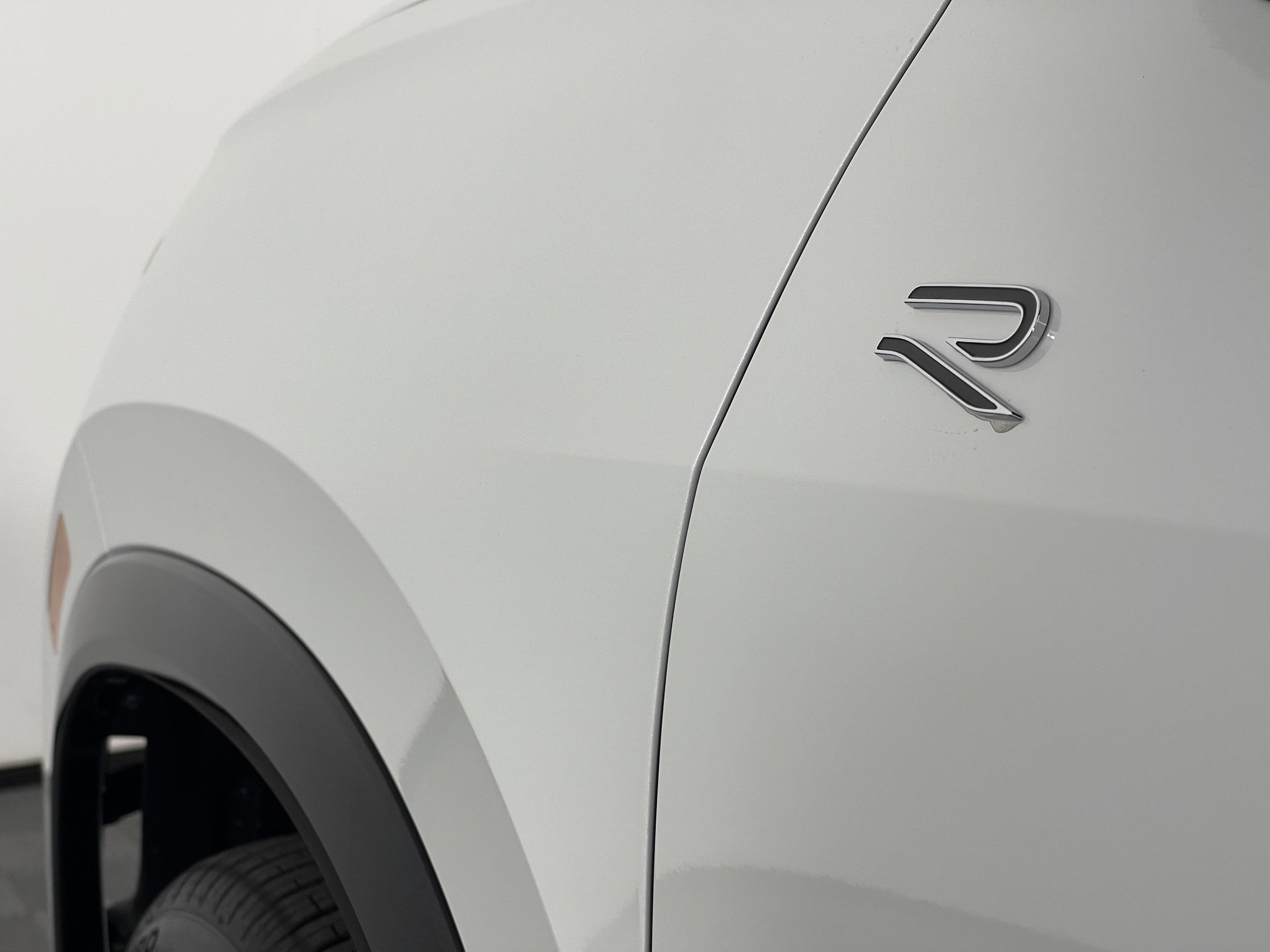 2025 Volkswagen Tiguan SE R-Line Black photo 4