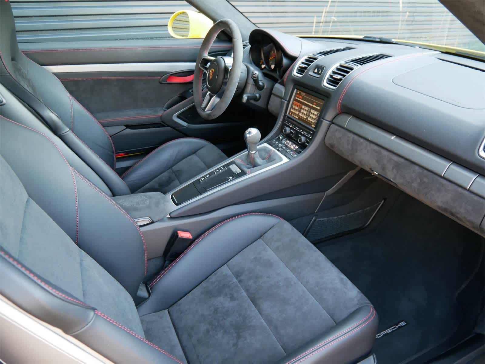 2016 Porsche Cayman GT4 photo 24