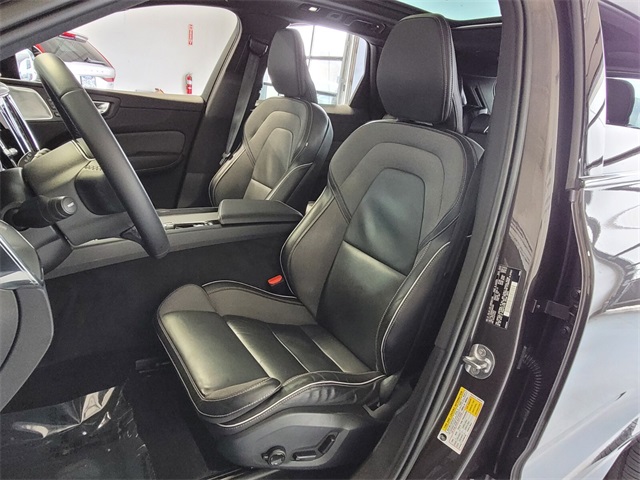 2022 Volvo XC60 B5 R-Design photo 8