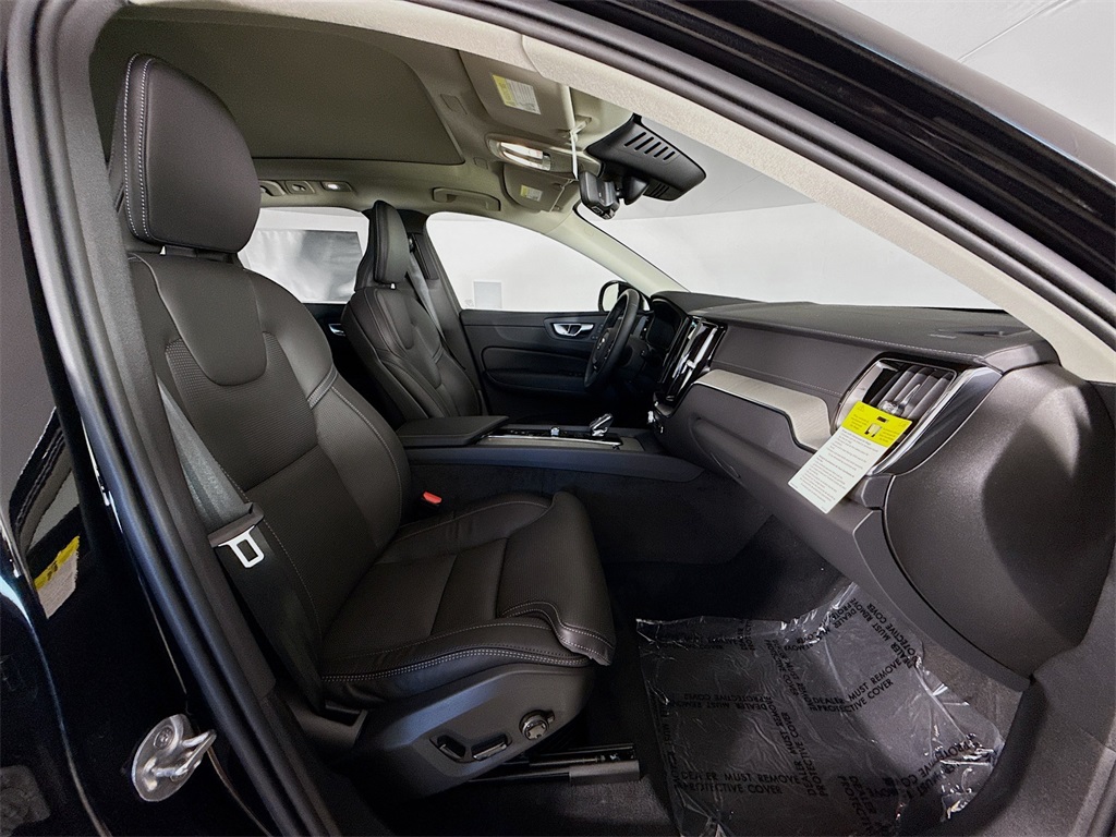 2025 Volvo XC60 Hybrid T8 photo 28
