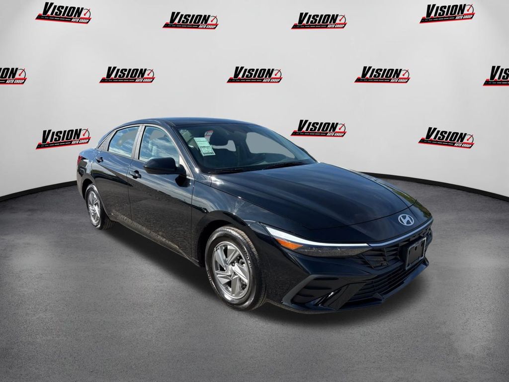 2024 Hyundai Elantra SE photo 3
