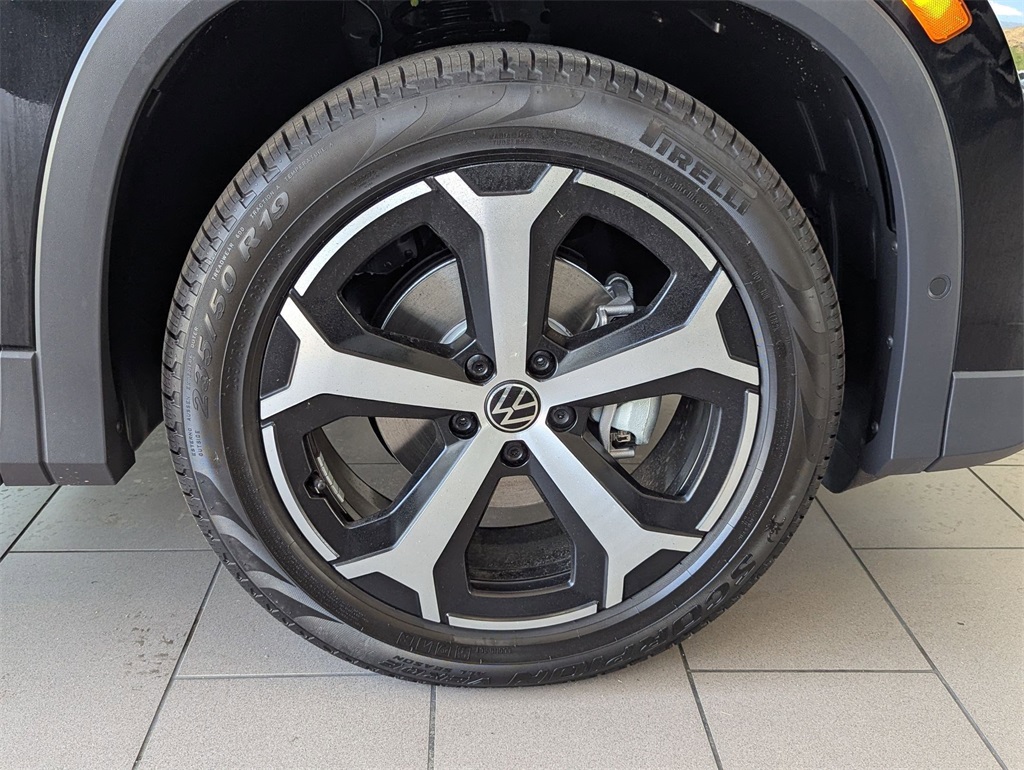 2025 Volkswagen Tiguan SE photo 18