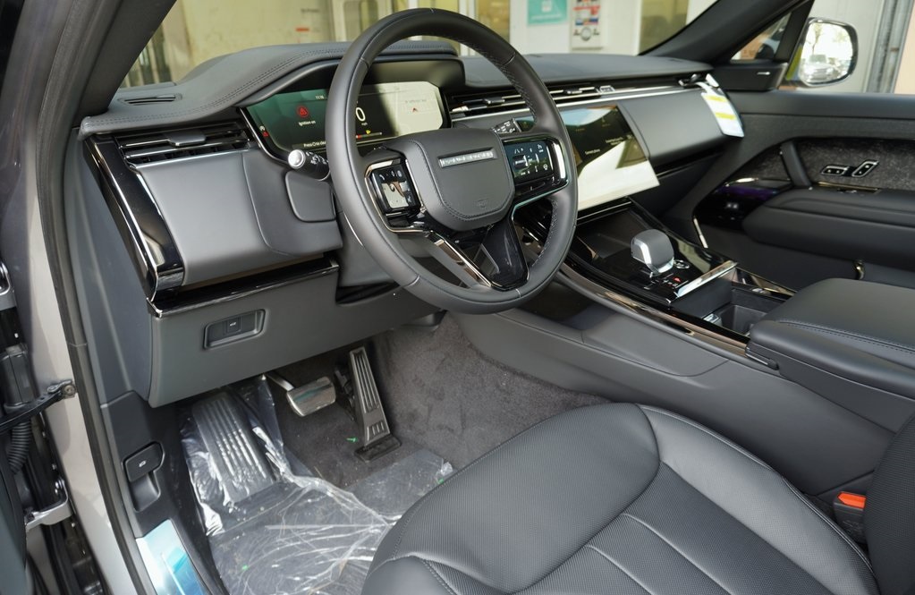 2025 Land Rover Range Rover Sport SE photo 9