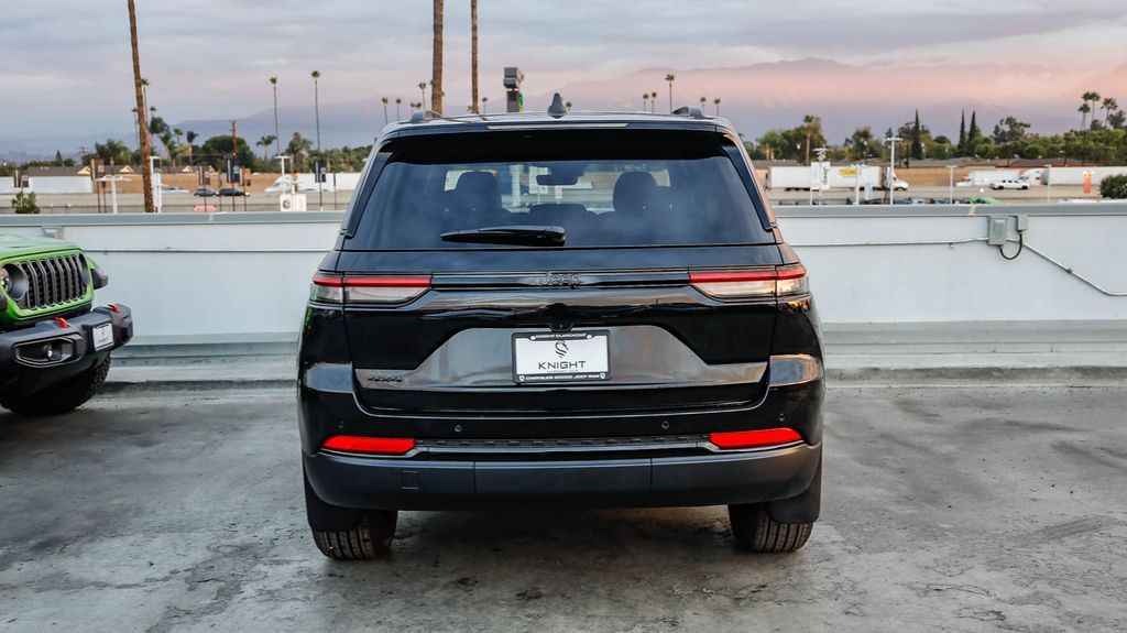 2025 Jeep Grand Cherokee Laredo Altitude photo 2
