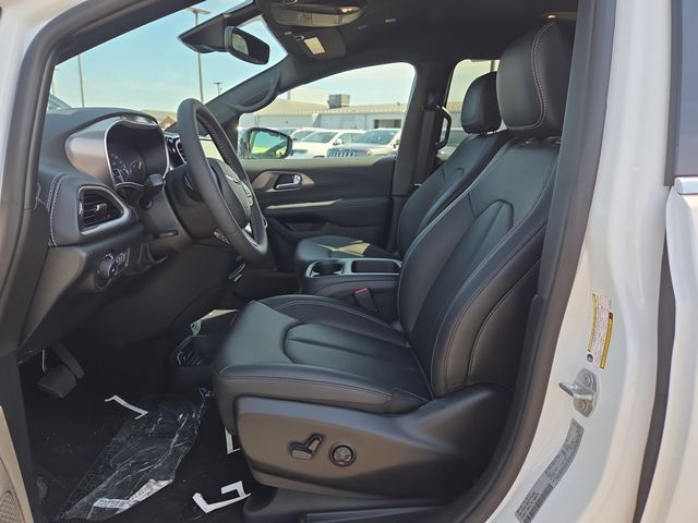 2026 Chrysler Pacifica photo 4