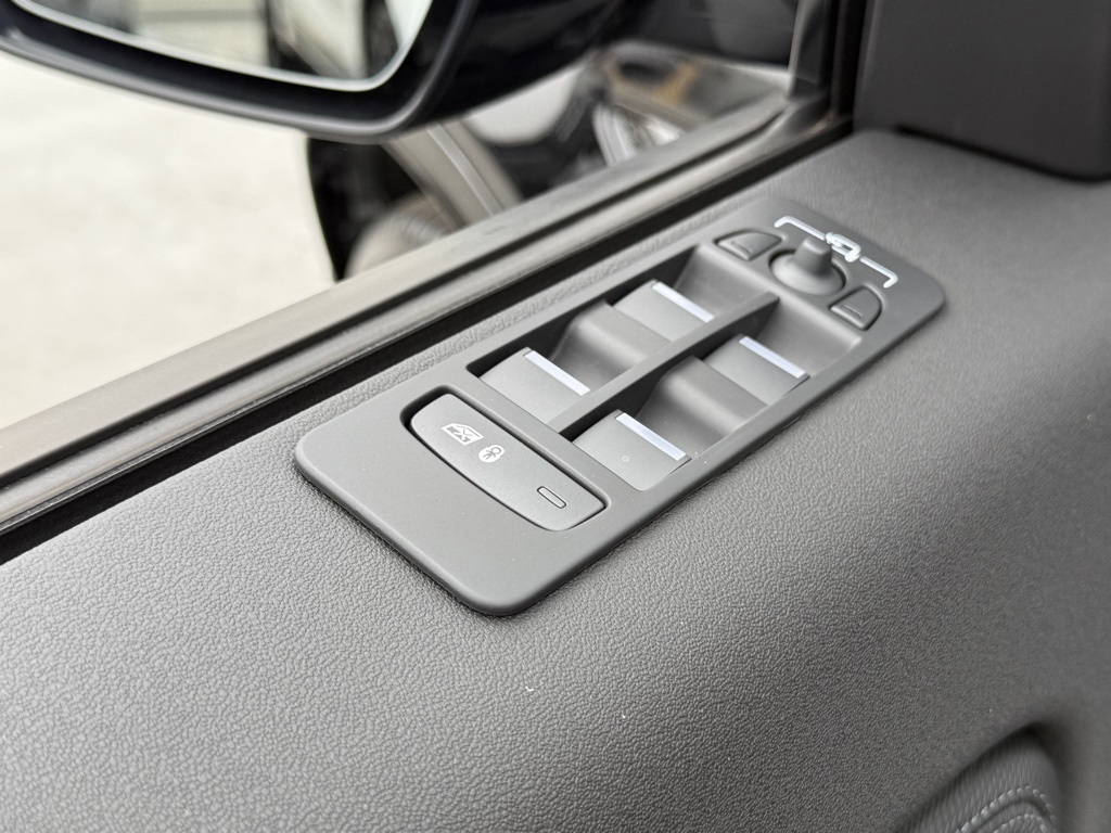 2025 Land Rover Discovery Sport SE photo 9
