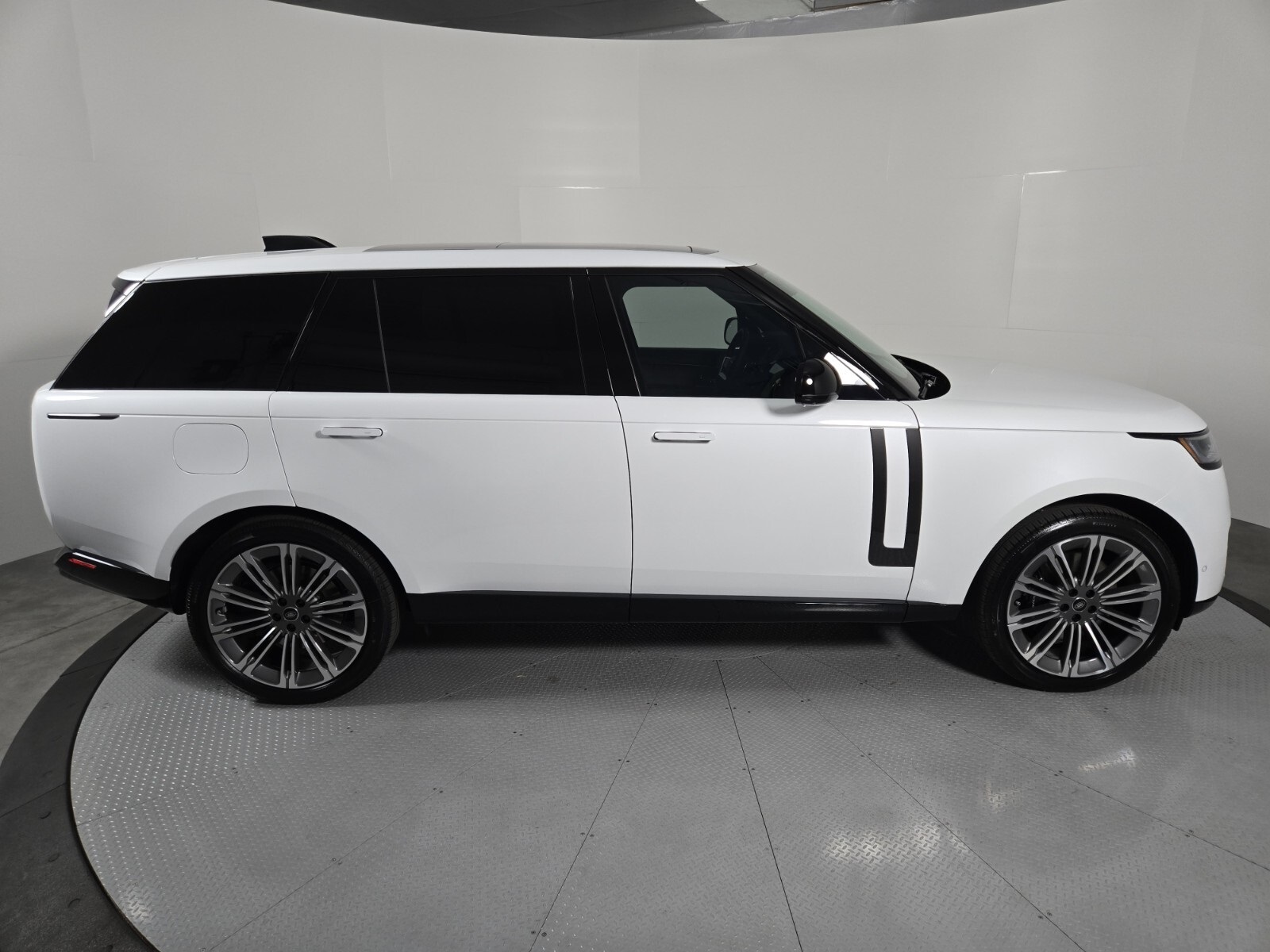 2025 Land Rover Range Rover SE photo 16