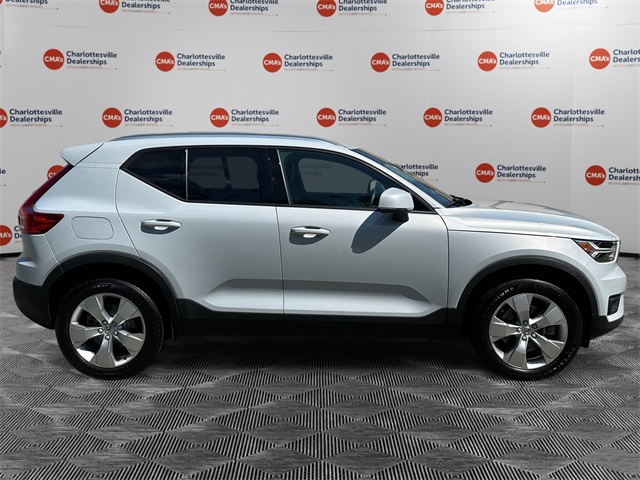 2022 Volvo XC40 Momentum T5 AWD photo 5