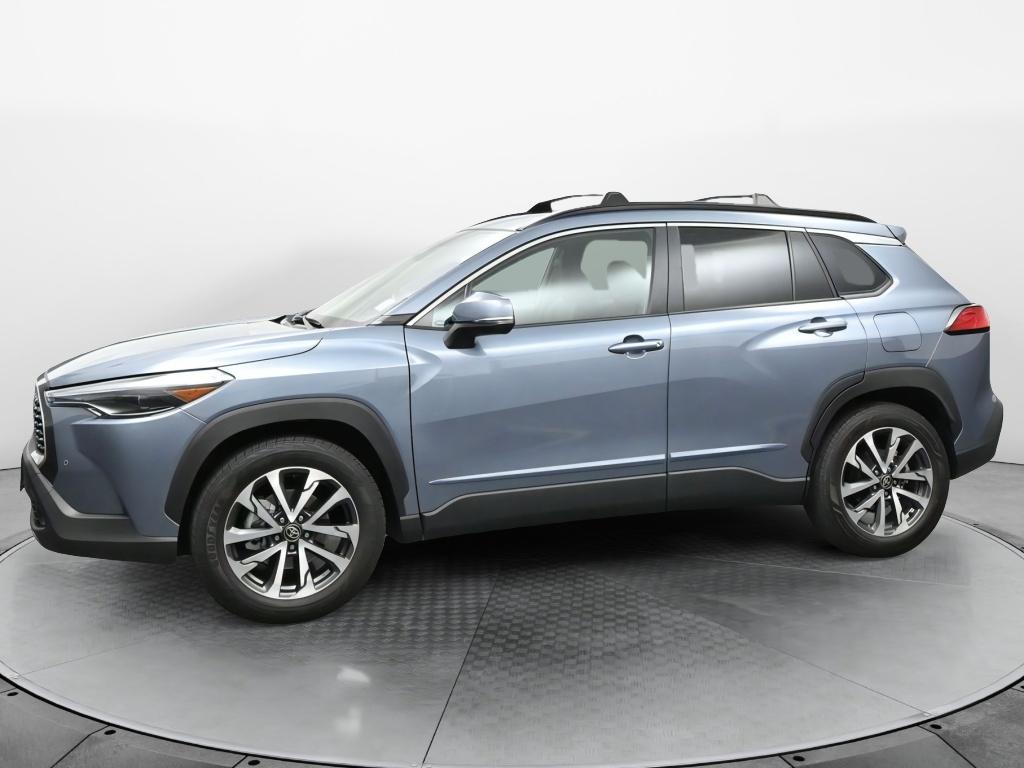 2023 Toyota Corolla Cross XLE photo 3