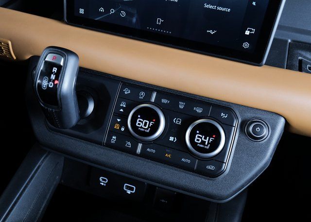 2023 Land Rover Defender 110 X-Dynamic SE photo 16