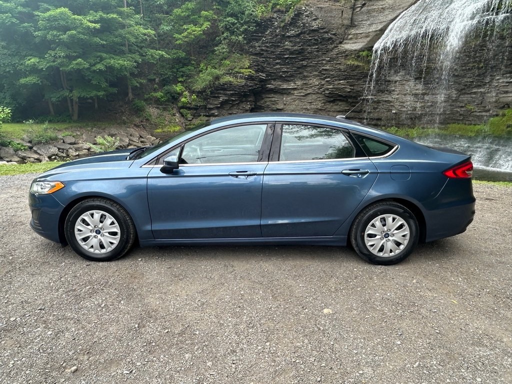 2019 Ford Fusion S photo 2