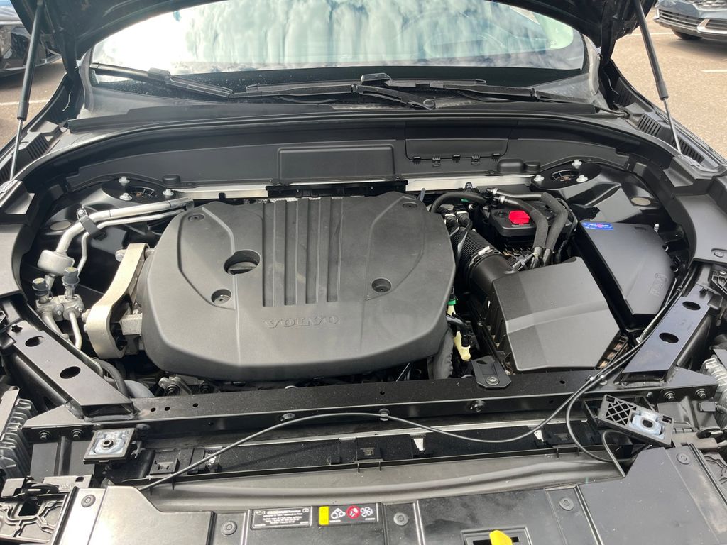2022 Volvo XC60 B5 Inscription photo 14