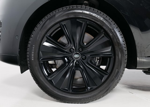 2023 Land Rover Range Rover SE photo 8