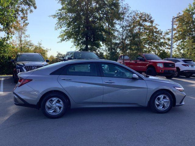 2025 Hyundai Elantra SE photo 4