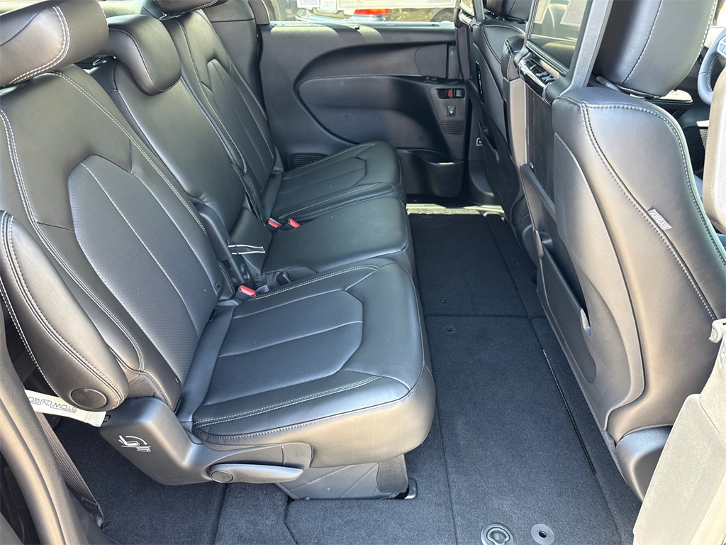 2025 Chrysler Pacifica photo 17