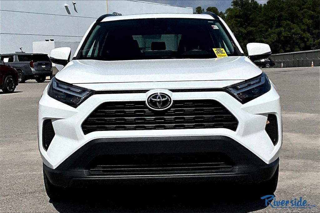 2022 Toyota RAV4 XLE photo 2