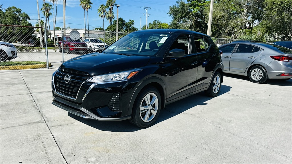 2025 Nissan Kicks Play S photo 2