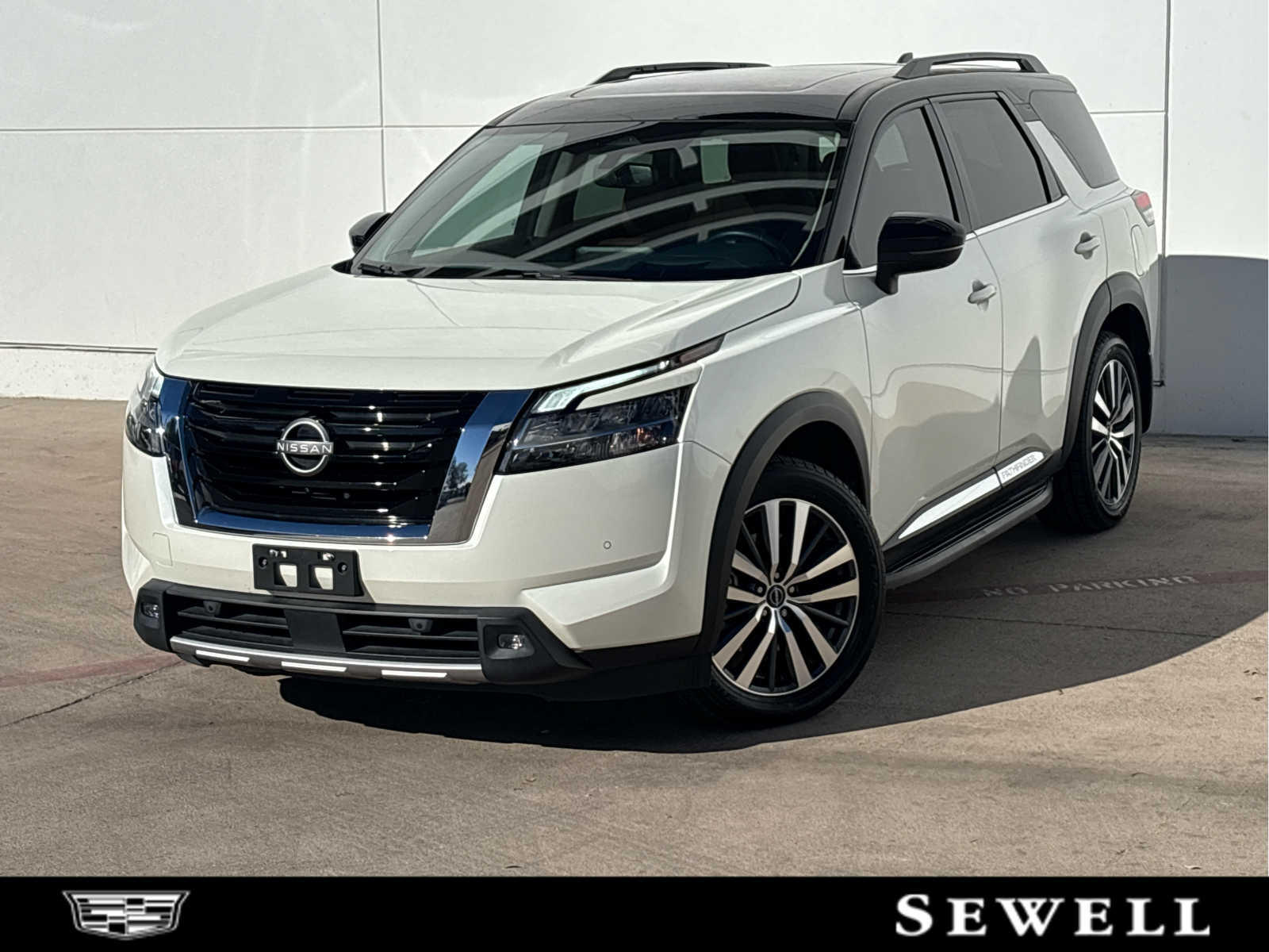 2022 Nissan Pathfinder Platinum's photo