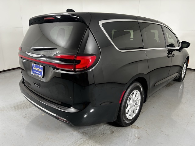 2026 Chrysler Pacifica photo 7