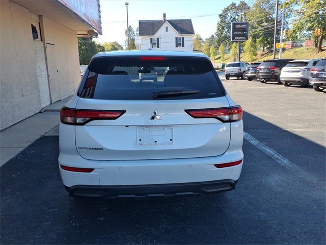 2023 Mitsubishi Outlander ES photo 4