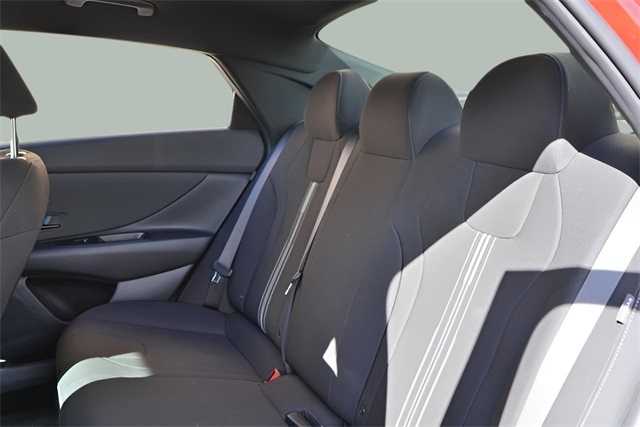 2025 Hyundai Elantra SEL Sport photo 4