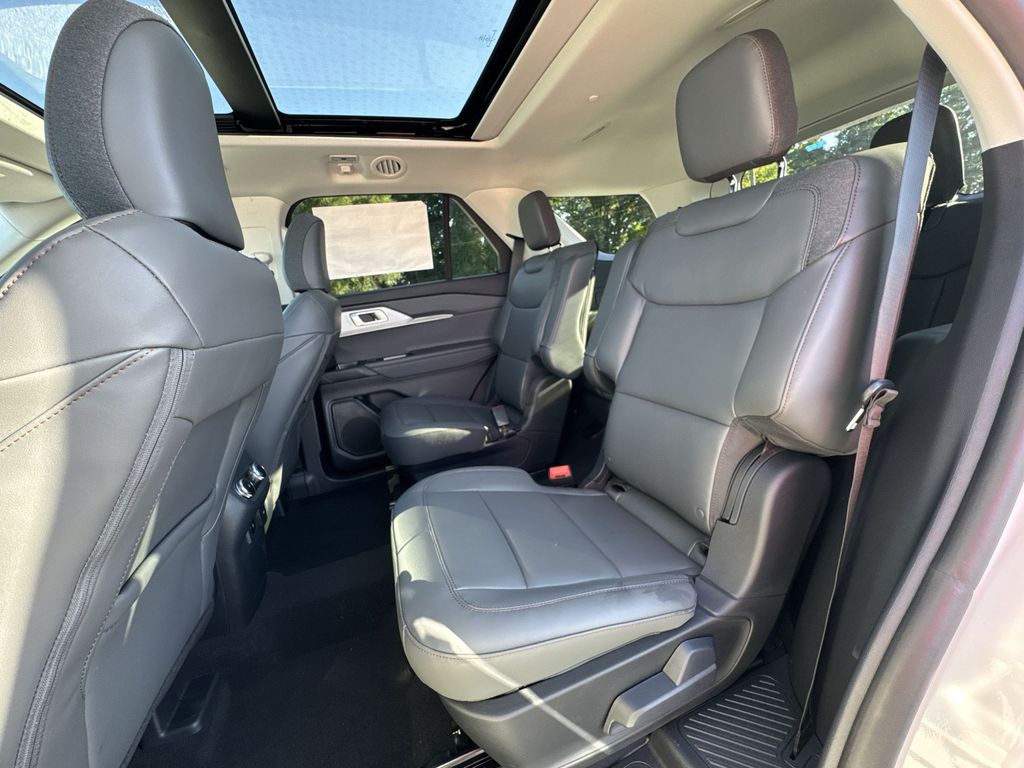 2025 Ford Explorer photo 24