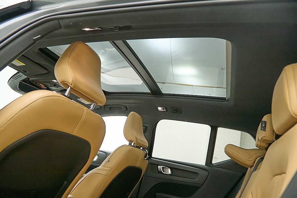 2019 VOLVO XC40 - Image 22