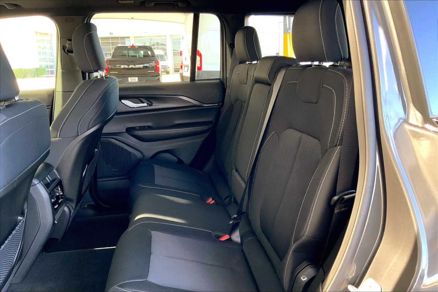 2025 Jeep Grand Cherokee Laredo X photo 17