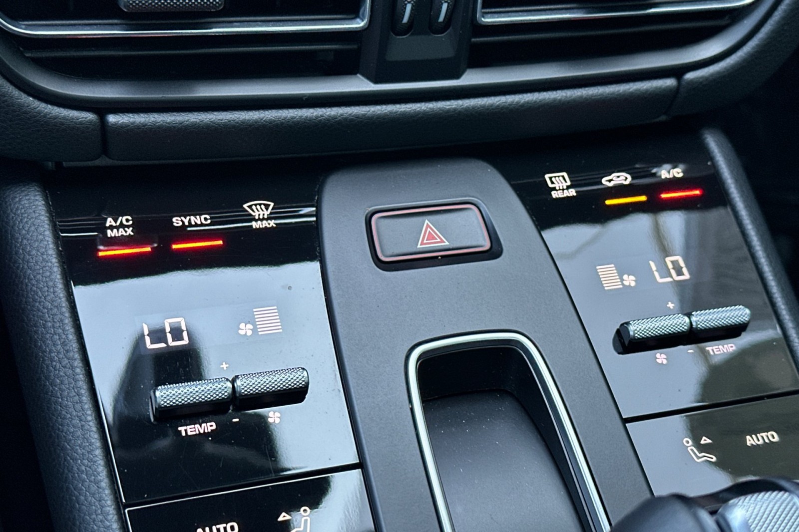 2023 Porsche Macan T photo 25