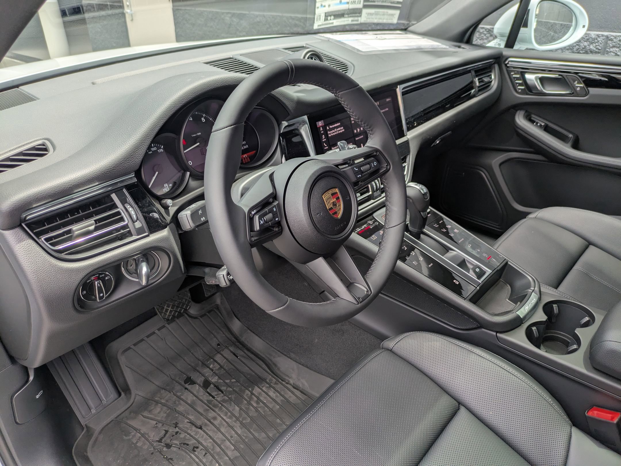 2025 Porsche Macan T photo 4