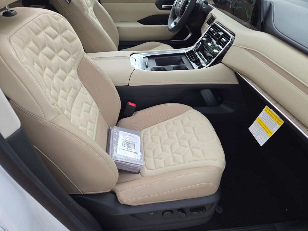 2025 Nissan Armada Platinum photo 3