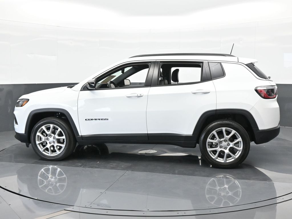 2024 Jeep Compass Latitude Lux photo 3