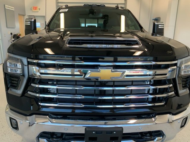 2025 Chevrolet Silverado 3500HD LTZ photo 3